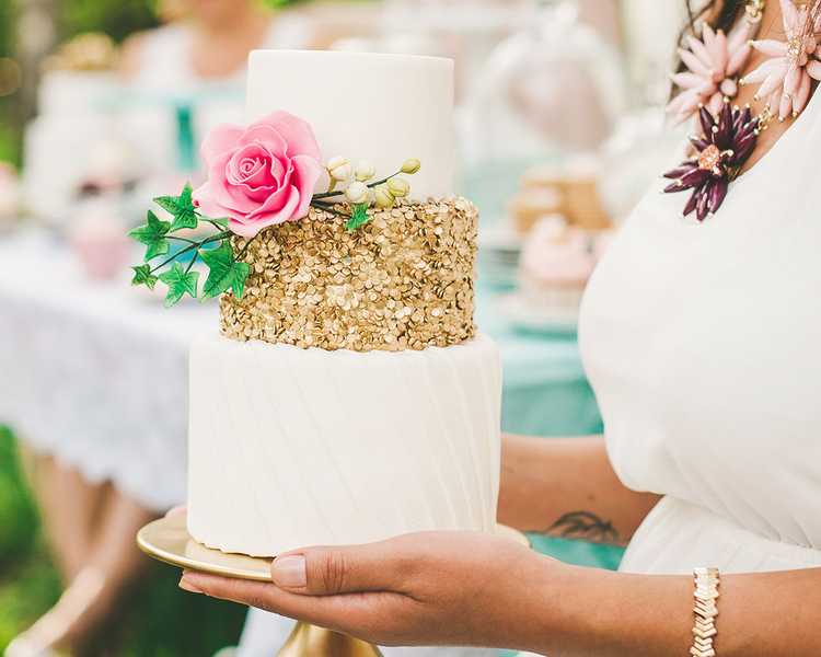 EN bröllopstårta i vitt och guld